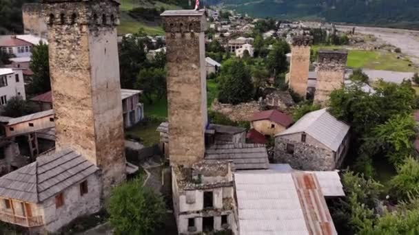 Pueblo de Mestia con típicas casas torre — Vídeo de stock