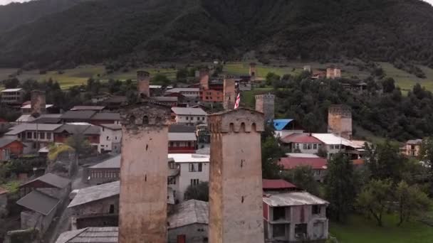 Pueblo de Mestia con típicas casas torre — Vídeo de stock
