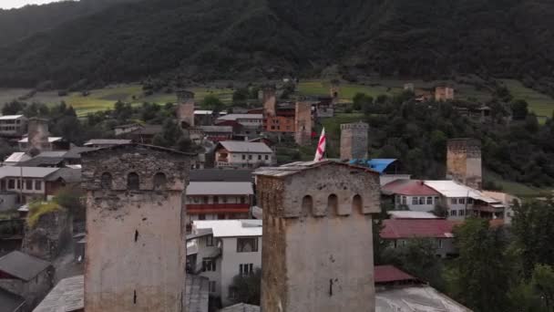 Aldeia de Mestia com casas típicas de torre — Vídeo de Stock