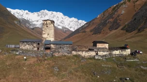 Ushguli Dağı eteğindeki Ushguli köyünün manzarası. Shkhara — Stok video