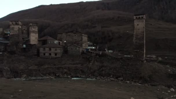 Вид на деревню Ушгули у подножия горы. Шхара — стоковое видео