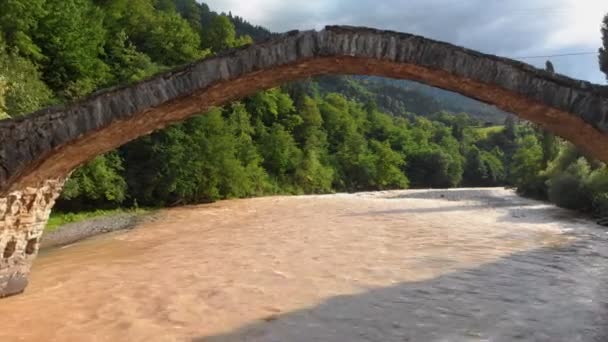 El puente de arco de piedra sobre el río Ajaristskali — Vídeo de stock