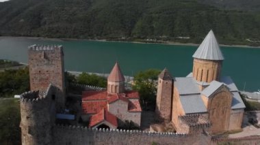 Gürcistan 'daki Aragvi Nehri' ndeki Ananuri şatosu