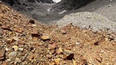 Ushguli 'den Kafkasya Dağları' ndaki Shkhara Buzulu 'na yolculuk.