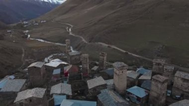 Ushguli Dağı eteğindeki Ushguli köyünün manzarası. Shkhara