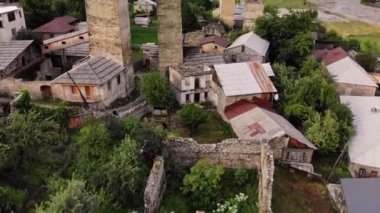 Tipik kulesi olan Mestia köyü.