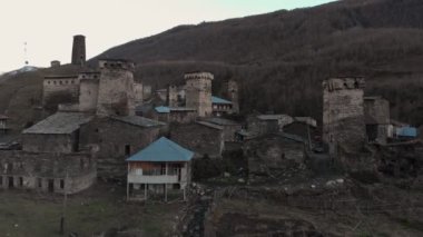 Ushguli Dağı eteğindeki Ushguli köyünün manzarası. Shkhara