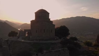 Altıncı yüzyıl Gürcü Ortodoks manastırı olan Jvari Manastırı 