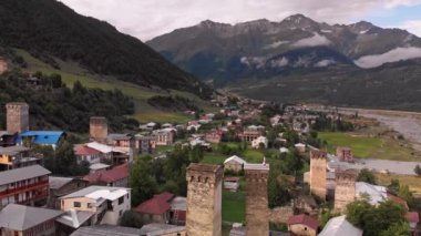 Tipik kulesi olan Mestia köyü.