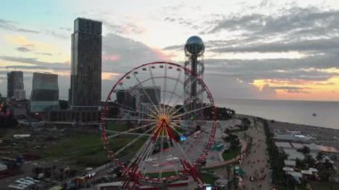 Batumi 'nin sahil bölgesinde dönme dolap.