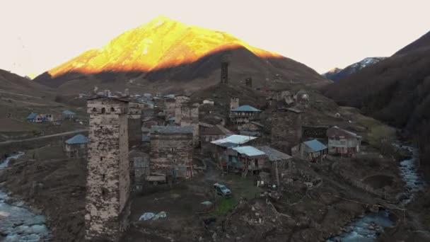 Veduta del villaggio di Ushguli ai piedi del Mt. Shkhara. — Video Stock