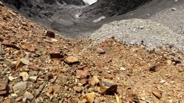 Wandelen in Ushguli naar Glacier Shkhara in de Kaukasus. — Stockvideo