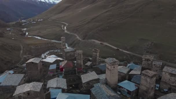 Widok na wioskę Ushguli u podnóża Mt. Szkhara — Wideo stockowe