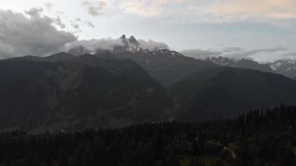 Widok z lotu ptaka na góry z chmurami i chmurami burzowymi — Wideo stockowe
