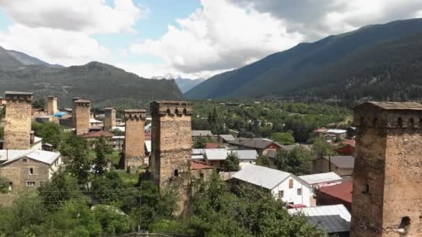 Mestia dorp met typische torenhuizen — Stockvideo