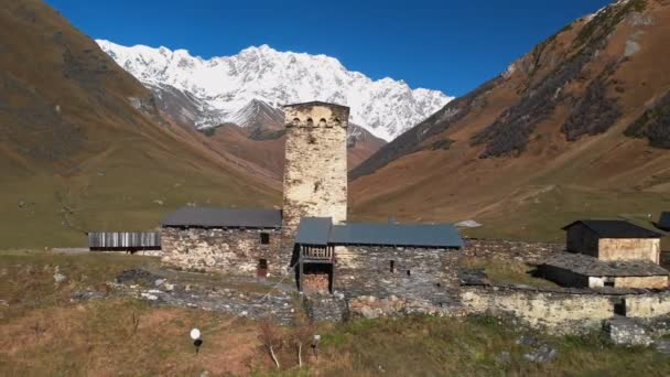 Kilátás az Ushguli falura a hegy lábánál. Shkhara! — Stock videók