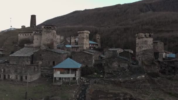 Kilátás az Ushguli falura a hegy lábánál. Shkhara! — Stock videók