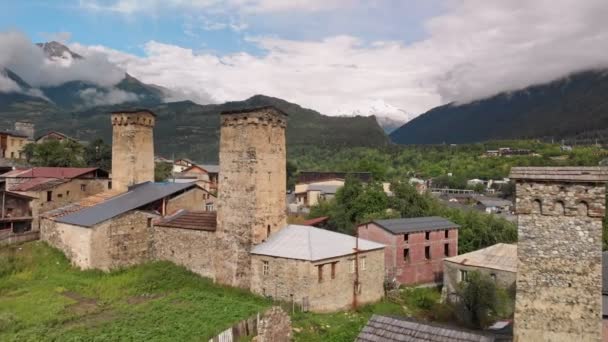 Tipik kulesi olan Mestia köyü. — Stok video