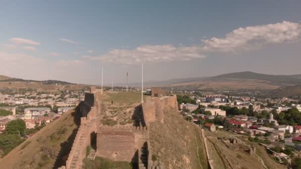 Georgische vlag over muren van Gori fort. — Stockvideo