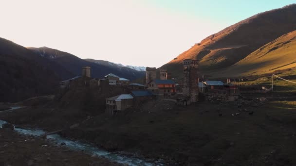 Veduta del villaggio di Ushguli ai piedi del Mt. Shkhara. — Video Stock