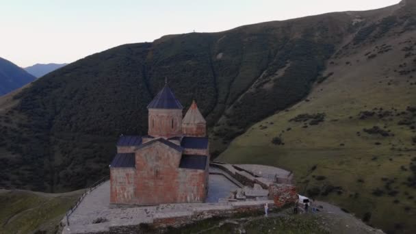 Letecký pohled na kostel Nejsvětější Trojice Gergeti Tsminda Sameba — Stock video
