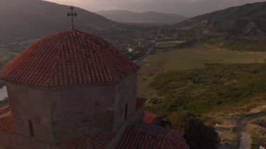 Altıncı yüzyıl Gürcü Ortodoks manastırı olan Jvari Manastırı 