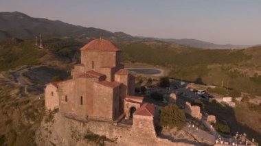 Altıncı yüzyıl Gürcü Ortodoks manastırı olan Jvari Manastırı 