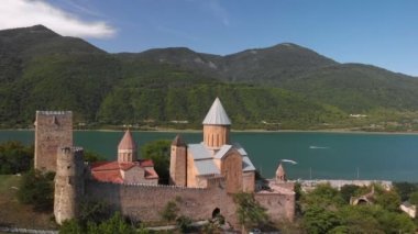 Gürcistan 'daki Aragvi Nehri' ndeki Ananuri şatosu
