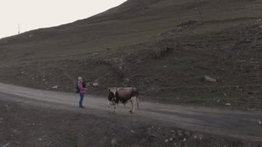 Ushguli Dağı eteğindeki Ushguli köyünün manzarası. Shkhara