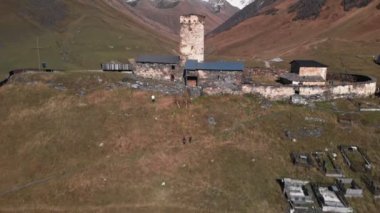 Ushguli Dağı eteğindeki Ushguli köyünün manzarası. Shkhara