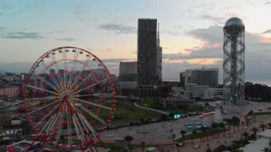 Batumi 'nin sahil bölgesinde dönme dolap.