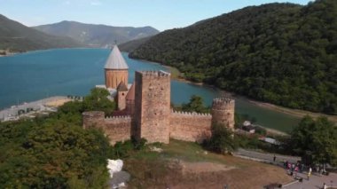 Gürcistan 'daki Aragvi Nehri' ndeki Ananuri şatosu