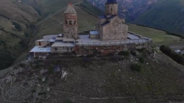 Gergeti Trinity Kilisesinde Hava Görüntüsü Tsminda Sameba