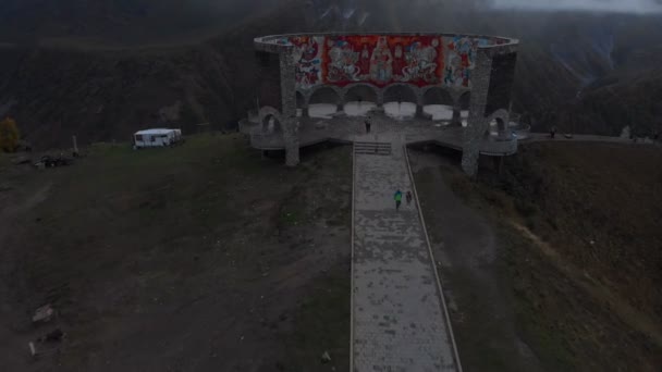 グルジア軍事道路上のロシアのグルジア友好記念碑 — ストック動画