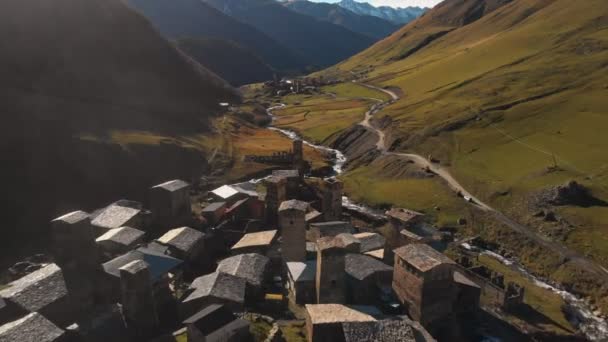 Vista del pueblo de Ushguli al pie del monte. Shkhara. — Vídeos de Stock