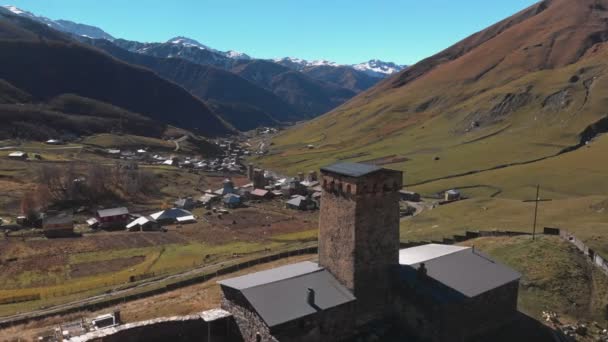 Vista da aldeia de Ushguli no sopé do Monte. Shkhara. — Vídeo de Stock