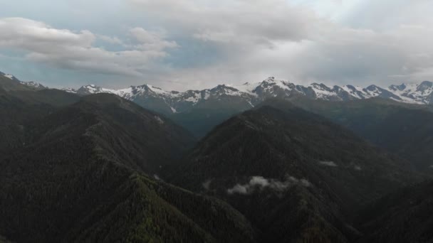 Vista aérea de las montañas con nubes y nubes de tormenta — Vídeos de Stock