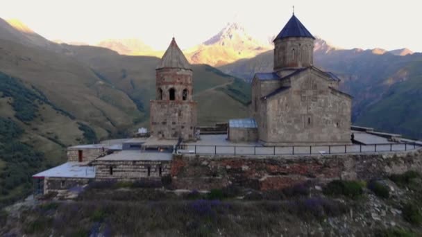 Uitzicht vanuit de lucht op de Gergeti Trinity Church Tsminda Sameba — Stockvideo