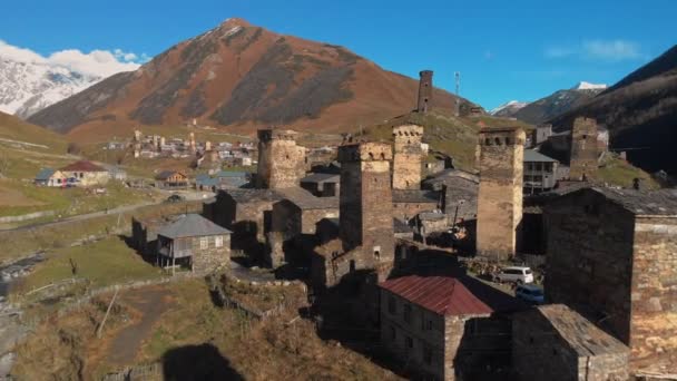 Uitzicht op het dorp Ushguli aan de voet van de berg Mt. lid van de Commissie — Stockvideo