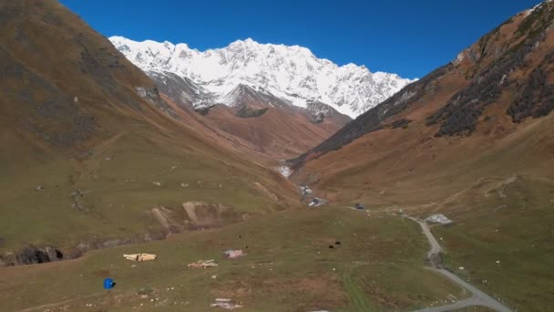 Veduta del villaggio di Ushguli ai piedi del Mt. Shkhara. — Video Stock