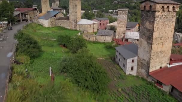 Село Местія з типовими вежами. — стокове відео