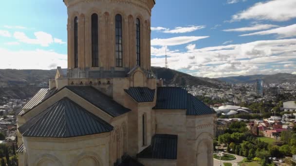 A Catedral da Santíssima Trindade de Tbilisi, comumente conhecida como Sameba — Vídeo de Stock
