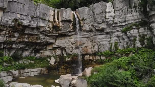 La cascada de Kinchkha en el cañón del río Okatse — Vídeo de stock