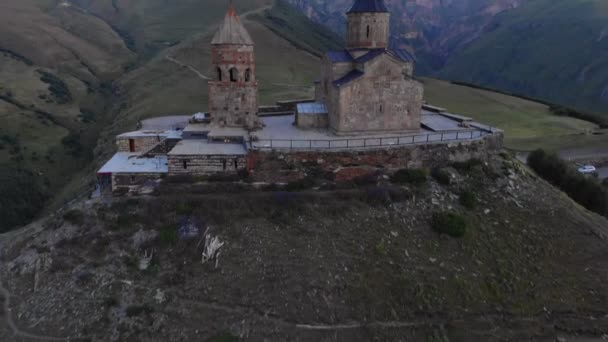 Légi kilátás a Gergeti Szentháromság templomban Tsminda Sameba — Stock videók