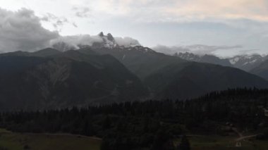 Dağların hava manzarası bulutlar ve fırtına bulutlarıyla dolu.