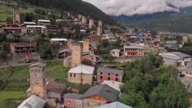 Tipik kulesi olan Mestia köyü.