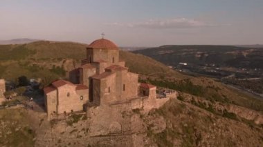 Altıncı yüzyıl Gürcü Ortodoks manastırı olan Jvari Manastırı 