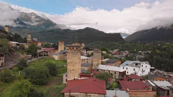具有典型塔楼的Mestia村 — 图库视频影像