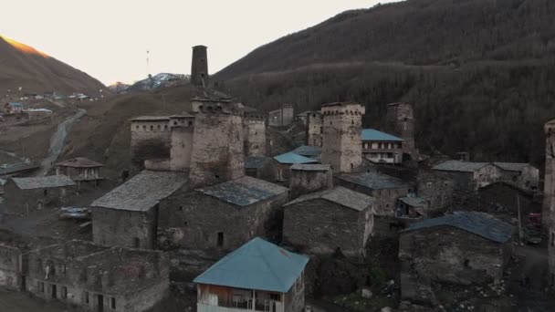 Uitzicht op het dorp Ushguli aan de voet van de berg Mt. lid van de Commissie — Stockvideo