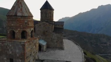 Gergeti Trinity Kilisesinde Hava Görüntüsü Tsminda Sameba